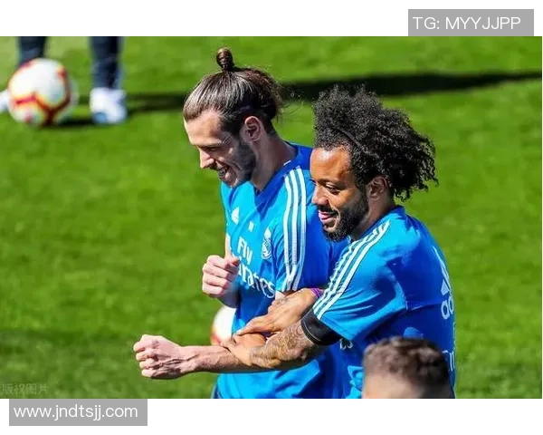 足球球星疾速奔跑瞬间展现非凡速度与力量的动感时刻